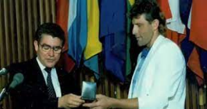 David Gorlitz reçoit sa médaille d'honneur de l'OMS